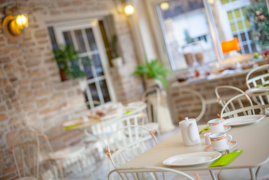 Hostellerie De Bretonniere - Groupe Logis Hotels Beaune  Bagian luar foto